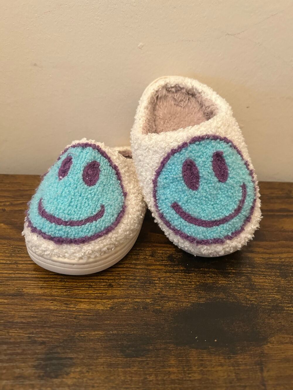 Retro Fuzzy Smiley Face Slippers Cream Teal Turquoise Purple Kids Sz 9.5 Cozy